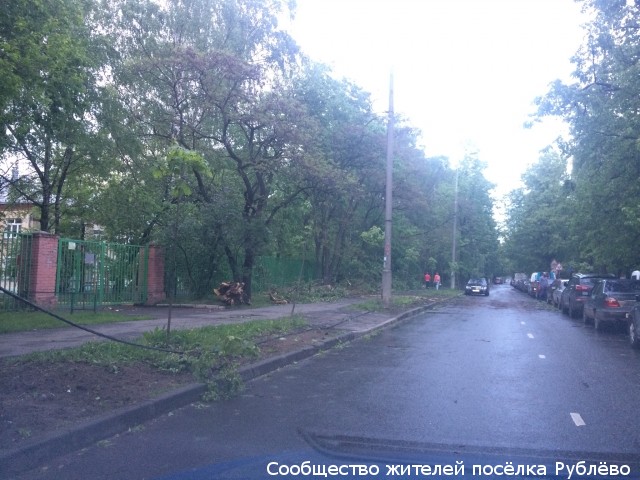 В Рублево прошел ураган. Повалены деревья, оборваны провода. В Москве десятки погибших. В Рублево прошел ураган. Повалены деревья, оборваны провода. В Москве десятки погибших.
