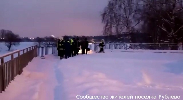 Пять человек на снегоходах провалились под лед на Москве-реке Пять человек на снегоходах провалились под лед на Москве-реке