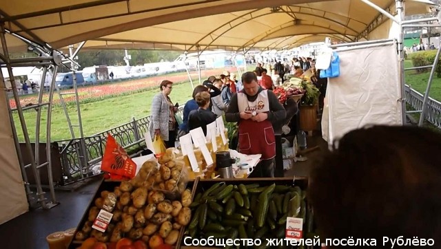 Депутаты проверили работу сезонной ярмарки около кинотеатра "Брест" Депутаты проверили работу сезонной ярмарки около кинотеатра "Брест"