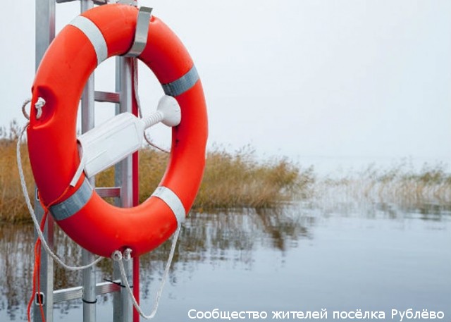 Спасатели вытащили из Живописной бухты двух мужчин Спасатели вытащили из Живописной бухты двух мужчин